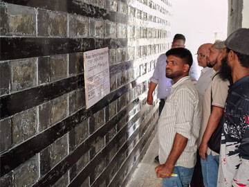 Retrofitting Concrete Walls Using CFRP Plate - Horse Construction